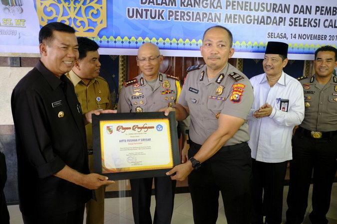 Polisi Ini Mendapat Penghargaan dari Walikota Pekanbaru